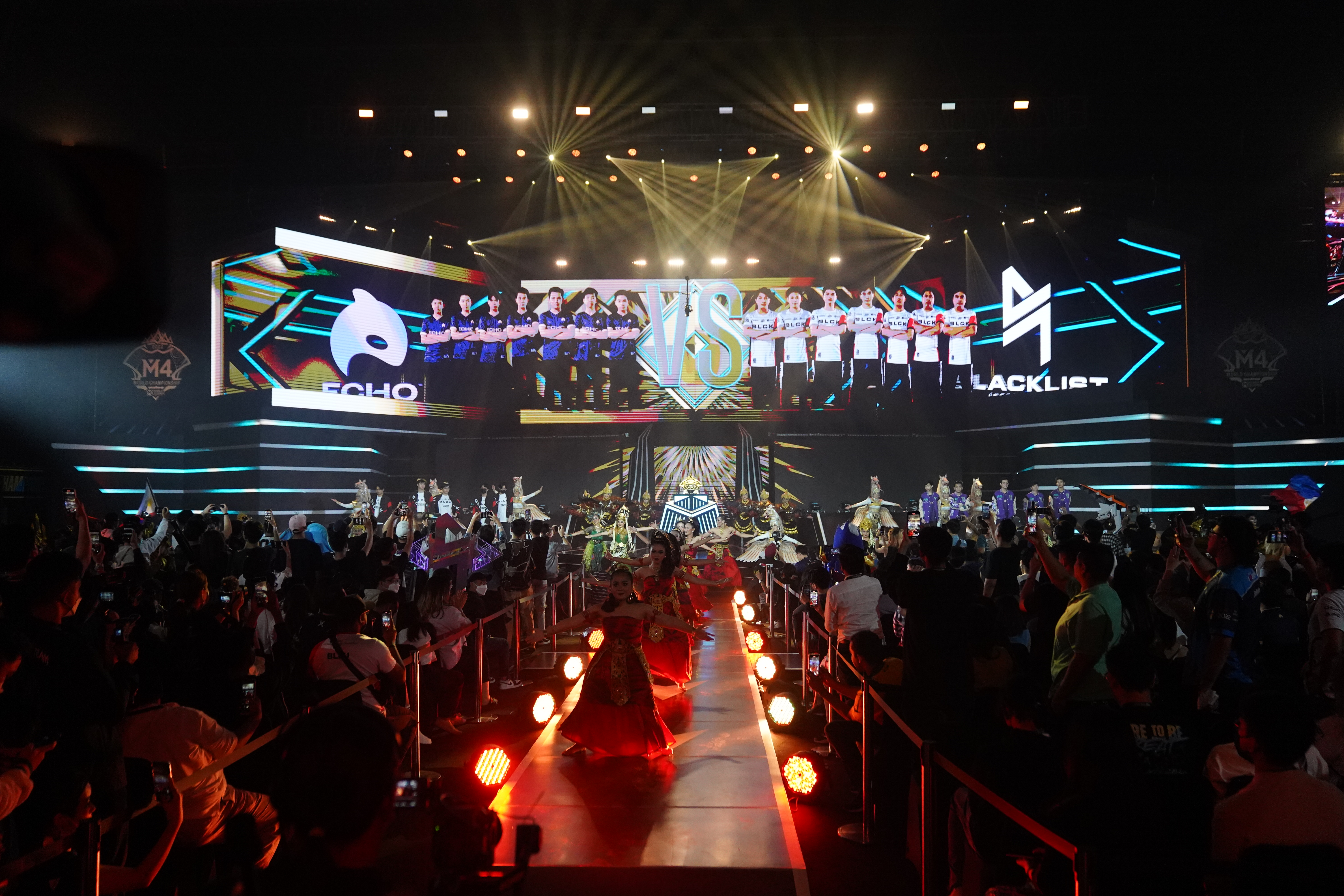 顶级俱乐部全力备战，球场上演精彩对抗的简单介绍