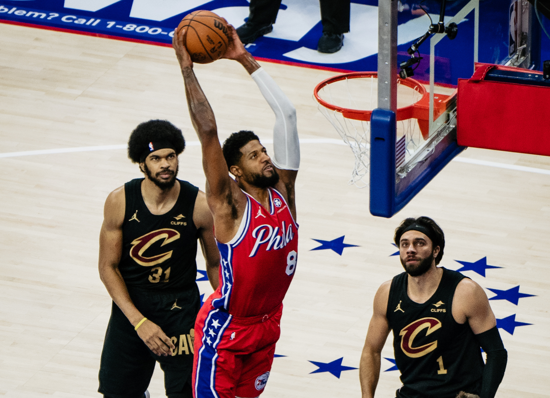 恩比德强势篮板，率人队取得胜利