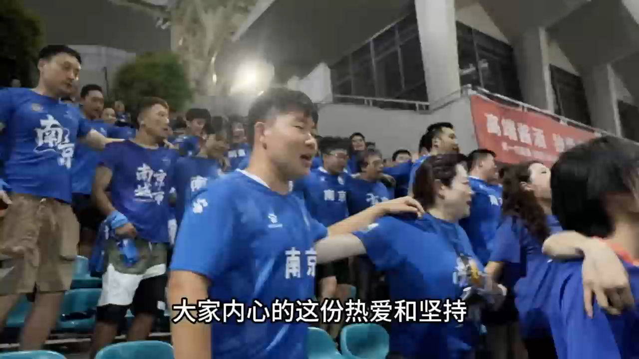 足球盛事不停歇！全国联赛冠军争夺厮杀激烈，球迷热情高涨的简单介绍