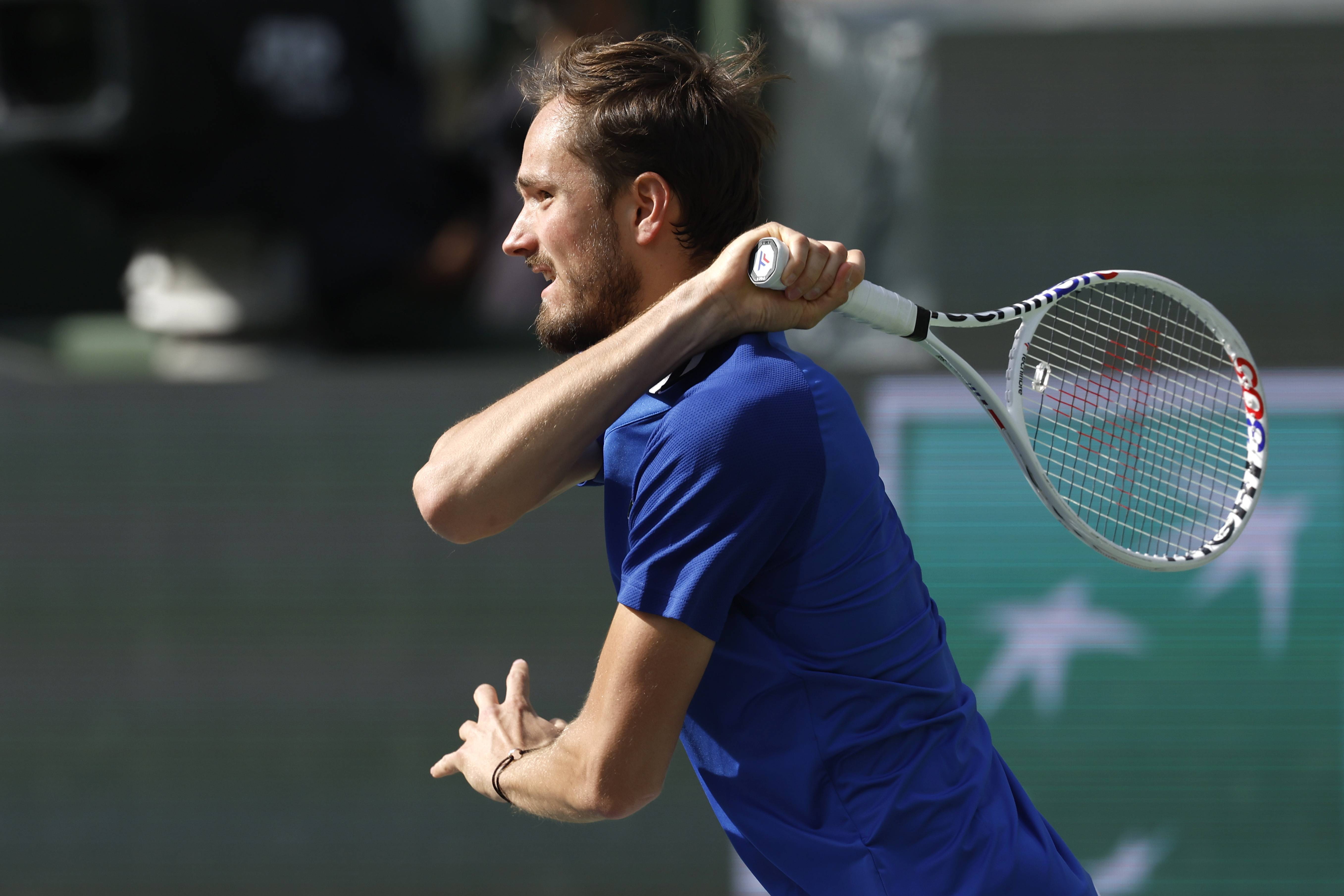 包含英国网球队绝杀西班牙网球队，梅德韦杰夫送出助攻的词条