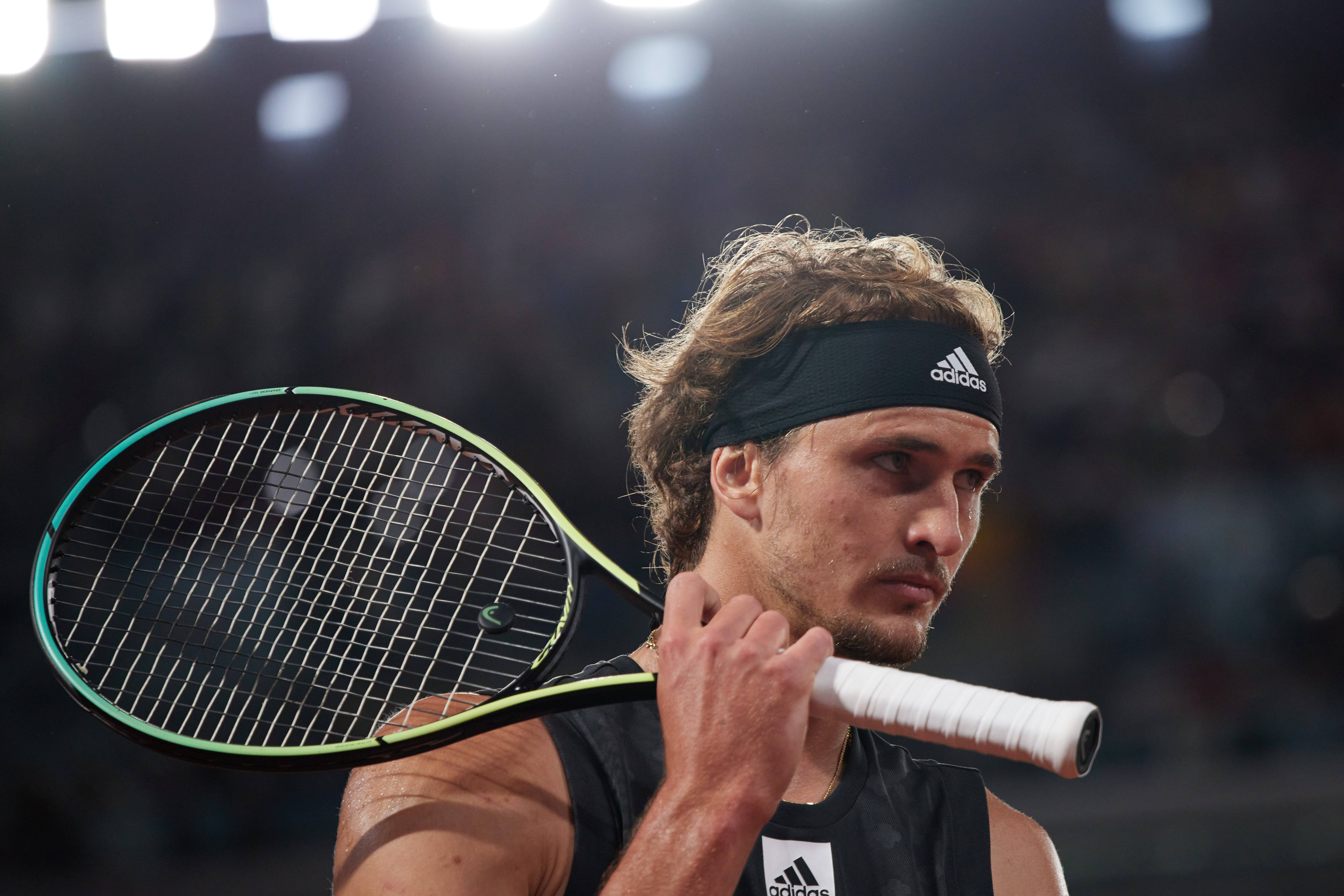 关于德国网球队逆转西班牙网球队，兹维列夫完成帽子戏法的信息